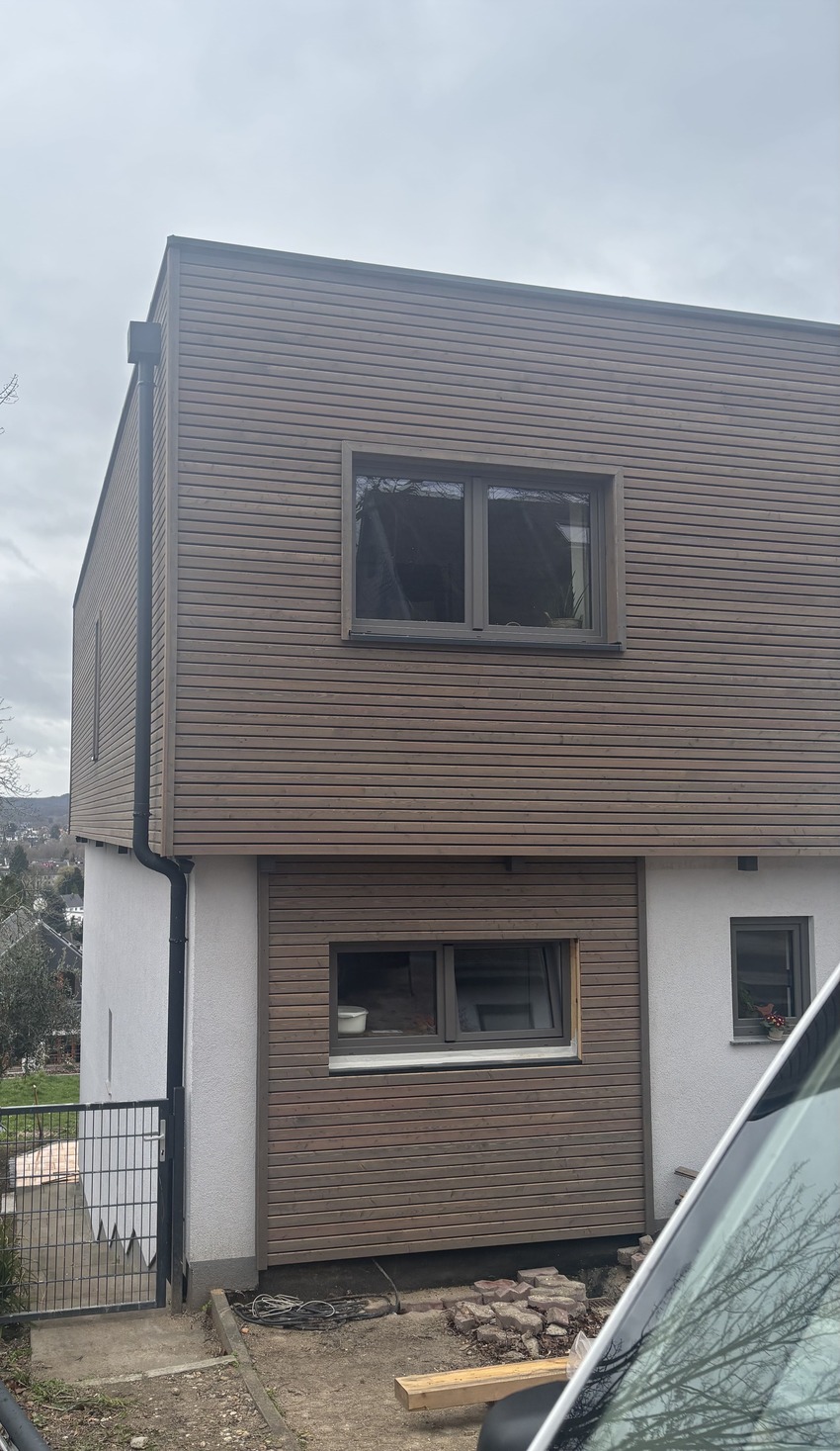 Fertiggestelltes Haus mit Holzfassade von Holzbau Prümmer
